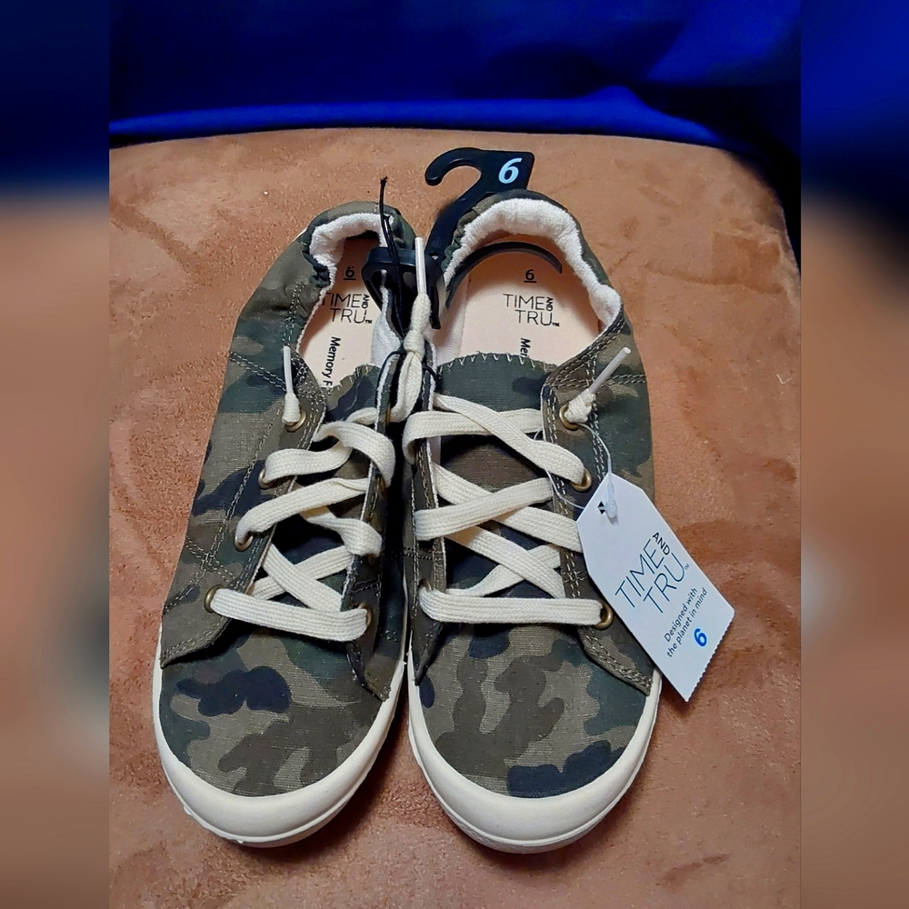 Time and Tru Women's Scrunch Back Slip-On Sneaker (Camo print) Size 6